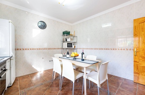 Benamocarra House | Chalet "Villa Cañete" with Mountain Views, Terrace, Jacuzzi & Wi-Fi