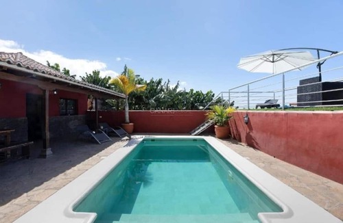 Tijarafe Apartment | Charming Casa Flamenca: Private, Scenic Retreat with Pool and Mountain