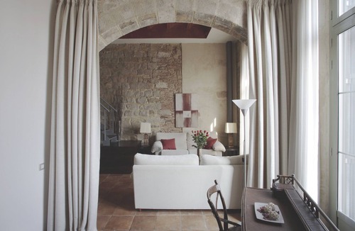 Ciutat Vella Condo | Charming duplex Artistic Heritage of the XVth Century Catalan Gothic Style.