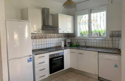 Costa del Zefir House | Charming House with Private Garden, Pool, and BBQ in Miami Playa