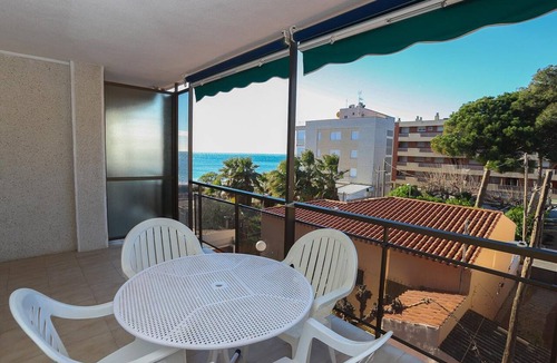 Vilafortuny Apartment | Charming Seafront Apartment with Terrace