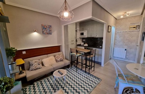 Oviedo City Centre Apartment | Charming studio in the city center, with an open-plan layout and a separated sleeping area. The apartment is located on an upper floor and features large windows. Situated on a pedestrian street with many nearby services. The bedroom includes an electric