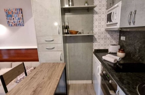 Oviedo City Centre Apartment | Charming studio in the city center, with an open-plan layout and a separated sleeping area. The apartment is located on an upper floor and features large windows. Situated on a pedestrian street with many nearby services. The bedroom includes an electric