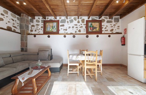 La Solana Villa | Cho Almeida: Mountain Views, Wi-Fi, and Air Conditioning