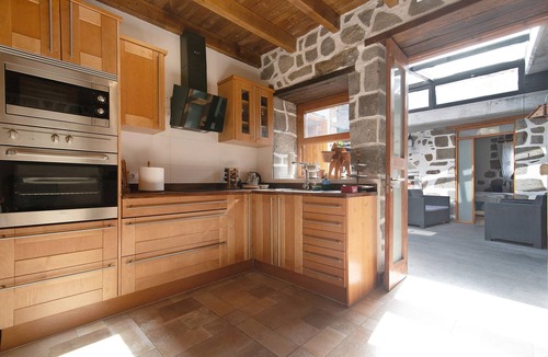 La Solana Villa | Cho Almeida: Mountain Views, Wi-Fi, and Air Conditioning