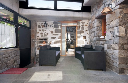 La Solana Villa | Cho Almeida: Mountain Views, Wi-Fi, and Air Conditioning