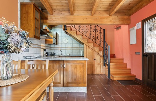 Bustiello de Paredes House | Country House La Calea with Mountain Views, Private Garden, and Wi-Fi