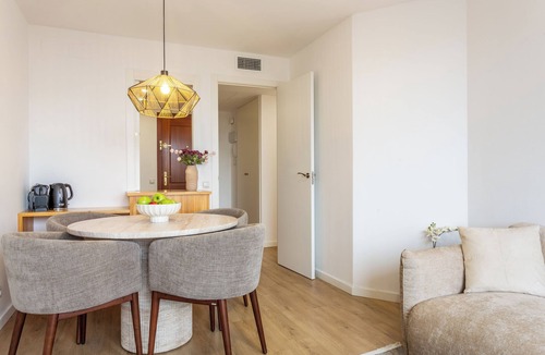 Castillejos Apartment | Descubre este moderno apartamento de 2 habitaciones en el corazón de Tetuán, ideal para estancias largas y diseñado para ofrecerte comodidad, funcionalidad y estilo. Situado en la tranquila y bien comunicada calle Julián Besteiro