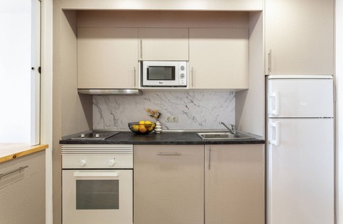 Castillejos Apartment | Descubre este moderno apartamento de 2 habitaciones en el corazón de Tetuán, ideal para estancias largas y diseñado para ofrecerte comodidad, funcionalidad y estilo. Situado en la tranquila y bien comunicada calle Julián Besteiro