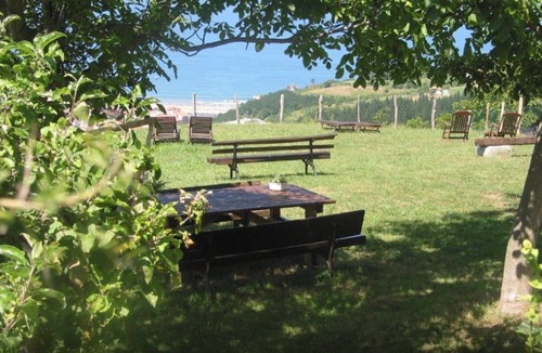 Deba Apartment | 'Double Room 2' with Mountain Views, Private Garden and Wi-Fi