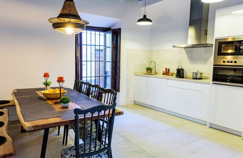 Santa Cruz House | Elegant pet-friendly family home in Santa Cruz, near the Cathedral