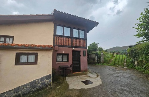 Llerandi Ski Chalet | Escape to the tranquility of our charming little house in Piloña, Asturias, surrounded by nature and perfect for disconnecting. With capacity for up to 5 guests, this cozy retreat is ideal for families looking for a special place to relax.There is no di