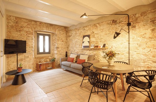 Barri Vell Apartment | Fully Equipped, Tranquil One-Bedroom Apartment