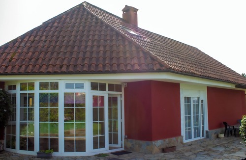 Teo Villa | Galicia: Comfortable villa with large garden and pool near Santiago.