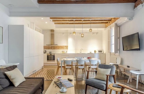 Sant Antoni Apartment | Gorgeous City Center! By Ramblas, Plaza Catalunya and Passeig de Gracia!
