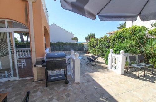 L'Albufereta Villa | Great villa, Sea views, 20 secs walk to the beach, BBQ, 9 people, 5 mins car from Alicante city center, sailing club 3 mins walk