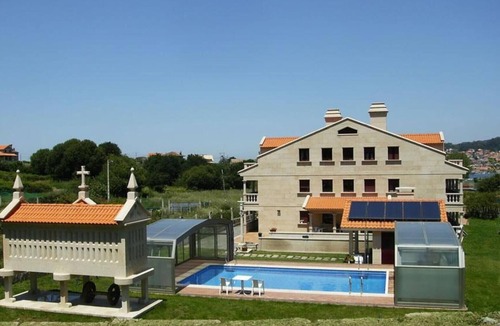 Hio Apartment | Ground Floor Apartment with Shared Pool, Private Terrace and Wi-Fi