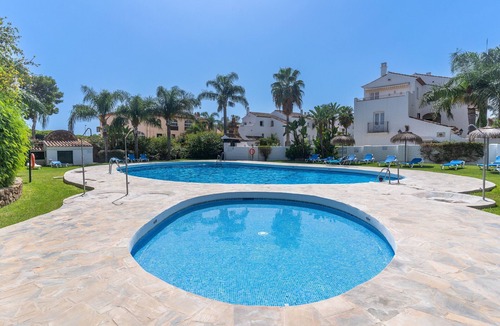 El Paraiso Apartment | Holiday Apartment '7A Allyson' with Pool, Private Garden & Wi-Fi
