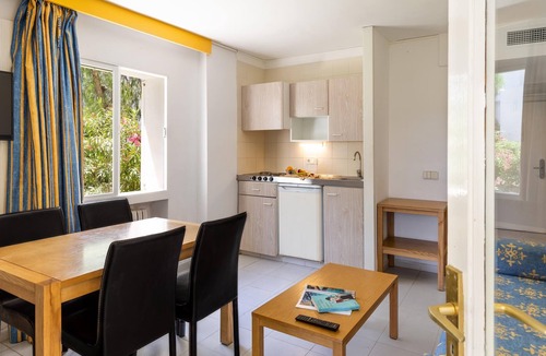 Cala d'Or Apartment | Holiday Apartment ‘La Mirada 1 Gavimarhotels’ with Wi-Fi, Balcony, Shared Garden & Pool; Parking Available