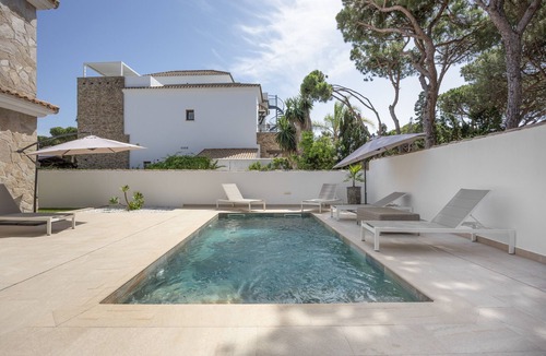 Los Gallos-Cerromolino House | Holiday Home 'Chalet Con Piscina' with Private Pool, Wi-Fi and Air Conditioning