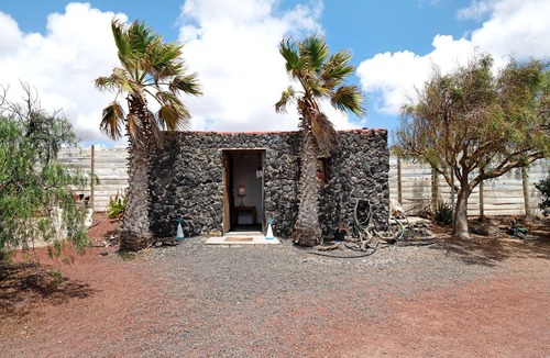 Teguise House | Holiday Home 'Aloe Art' with Shared Garden and Wi-Fi