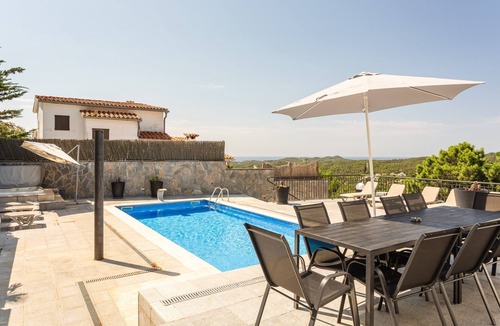 Lloret Blau House | Holiday Home 'Blau' with Sea Views, Wi-Fi, and Air Conditioning