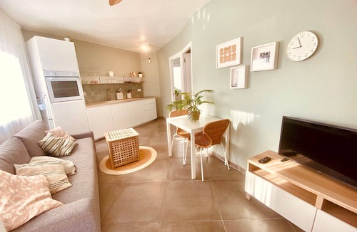 Miami Platja House | Holiday Home 'La Casita De La Playa' with Sea Views, Wi-Fi and Air Conditioning