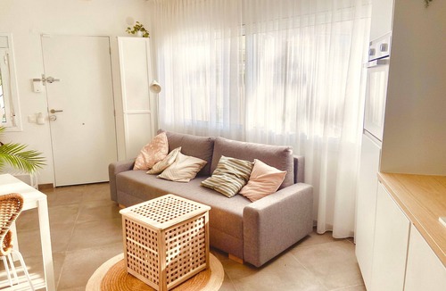 Miami Platja House | Holiday Home 'La Casita De La Playa' with Sea Views, Wi-Fi and Air Conditioning