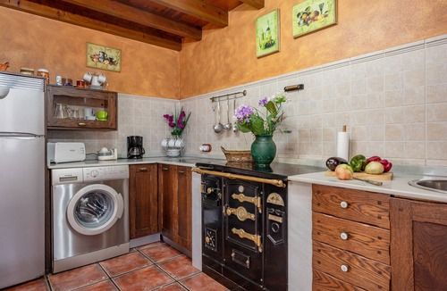 Camoca House | Holiday Home 'Lolo' with Private Garden and Wi-Fi
