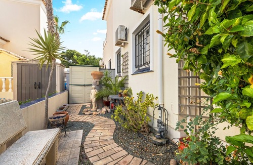 Orihuela Costa House | Holiday Home "Un Regalo de Corazón" with Shared Pool & Wi-Fi