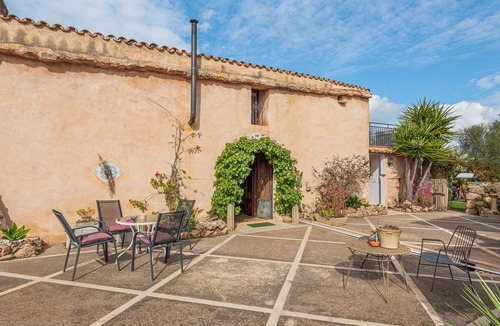 Algaida House | Holiday Home 'Villa Can Lloret' with Mountain View, Wi-Fi and Air Conditioning