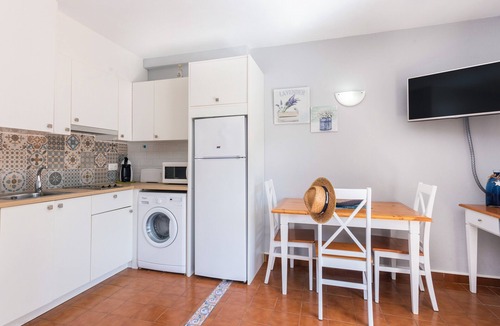 Cala'n Bosch House | Holiday Home 'Villa Seve' close to the Beach with Shared Pool & Wi-Fi
