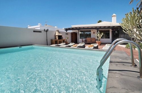 Costa Teguise House | Holiday Home "Villa Mar" close to the Beach with Sea View, Pool & Wi-Fi