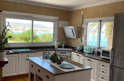 Portocolom House | Holiday Home 'Vora Mar' with Sea View, Wi-Fi and Air Conditioning