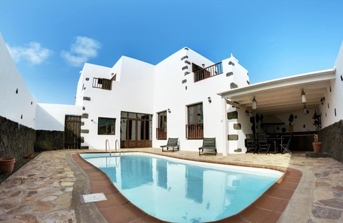 Tajaste House | Homerez - House 8 km away from the beach for 6 ppl. with swimming-pool at Tinajo