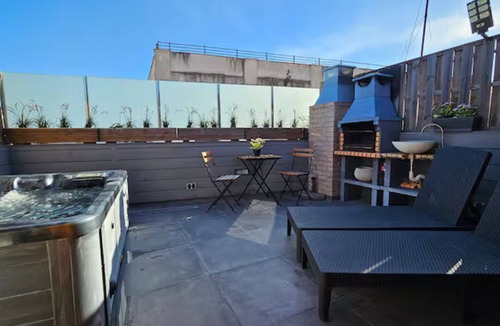 El Raval Cottage | Intimate and exclusive penthouse cabin with jacuzzi, terrace and barbecue