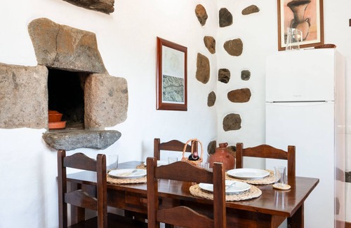 La Solana House | Kanarische Finca mit Pool und herrlicher Aussicht by Interhome
