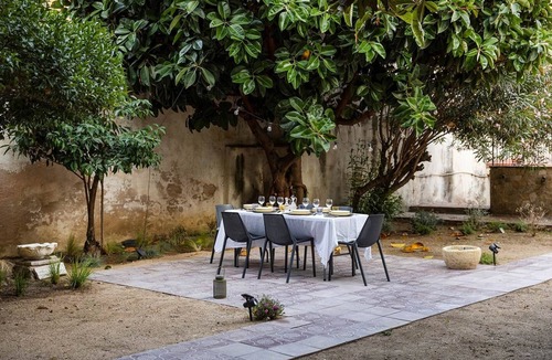 Canet de Mar Apartment | King Room Garden View - Room 3