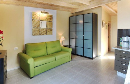 Chio Apartment | Kleines Ferienhaus mit Terrasse für zwei Personen by Interhome