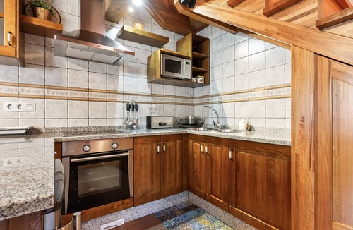Bustiello de Paredes House | La Pradera Country House with Mountain Views, Private Terrace, and Wi-Fi