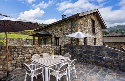 Bustiello de Paredes House | La Pradera Country House with Mountain Views, Private Terrace, and Wi-Fi