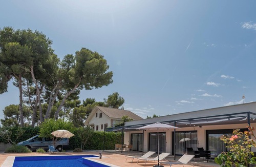 El Vendrell Ski Chalet | Modern villa Elvira
