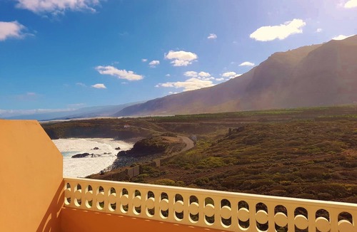 Los Silos Apartment | Relax Penthouse sea and mountain views directly on the coast sound of the sea