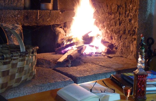 Callobre House | Room 'Adega' with Mountain View, Shared Terrace and Wi-Fi
