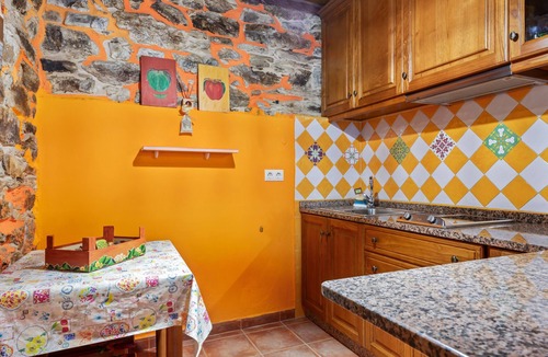 Vilaframil House | Rural House 'Loureiro' with Mountain Views, Shared Terrace, and Wi-Fi