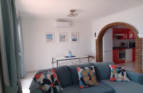 El Faro House | Seaside Holiday Home '1 Frente al Mar' with Sea Views, Wi-Fi & Air Conditioning