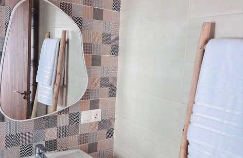 Canillas de Aceituno Apartment | Single apartment with extra large bed.
