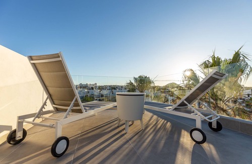 Orihuela Costa House | Spacious Villa in Villamartin | Rooftop Terrace | Pool | Walk to Restaurants