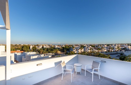 Orihuela Costa House | Spacious Villa in Villamartin | Rooftop Terrace | Pool | Walk to Restaurants