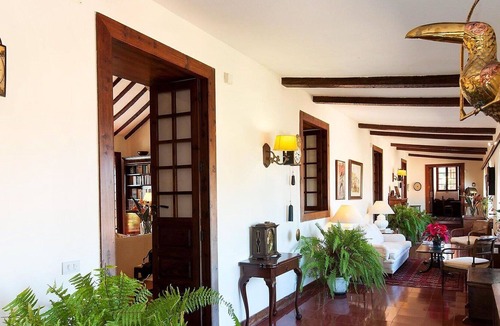 Santa Brigida House | Stunning private villa for 10 guests with WIFI, pool, TV, patio and parking